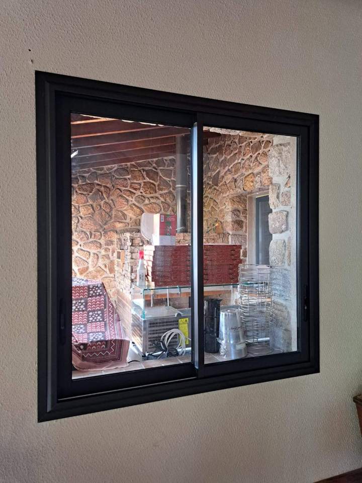 Porte aluminium sur mesure en Corse