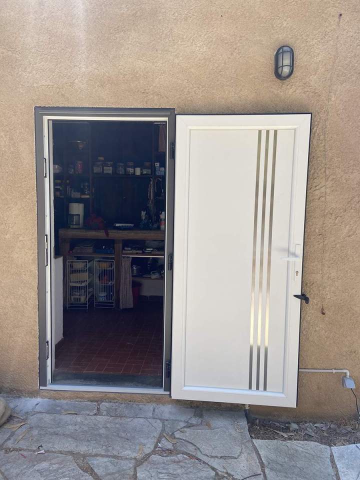 Porte aluminium sur mesure en Corse